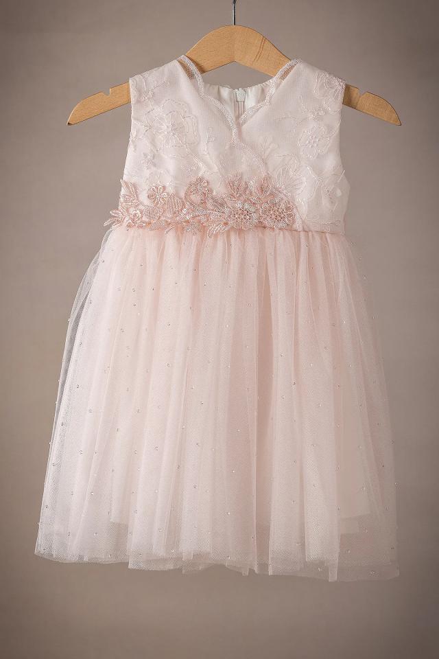 Απαλό Ροζ Φορεματάκι Βάπτισης με Δαντέλα και Απλικέ Σχέδια