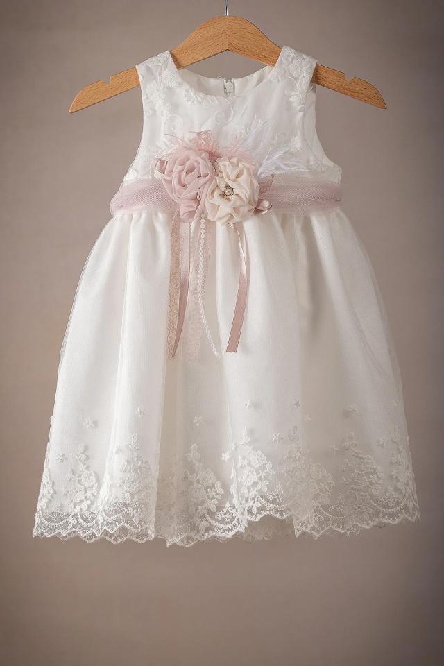 Απαλό εκρού Φορεματάκι Βάπτισης με Κεντητά Λουλούδια και Τούλι
